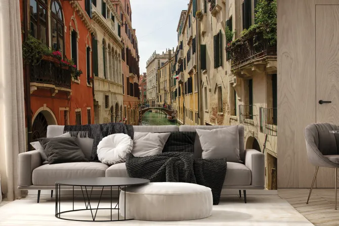 Fototapeta: Wenecki kanał wodny wśród kamienic
