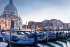 Fototapeta: Weneckie gondole na tle oświetlonej katedry