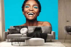 Fototapeta: Wesoła młoda kobieta z życiem makijażu