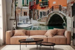 Fototapeta: Widok na most i łódkę wśród kamienic