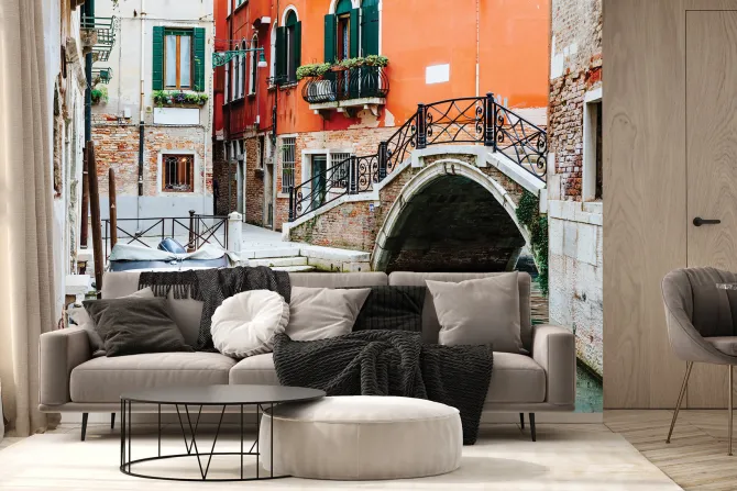 Fototapeta: Widok na most i łódkę wśród kamienic