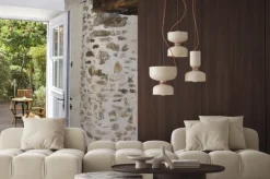 Fototapeta: Widok na zielony taras przez drzwi balkonowe