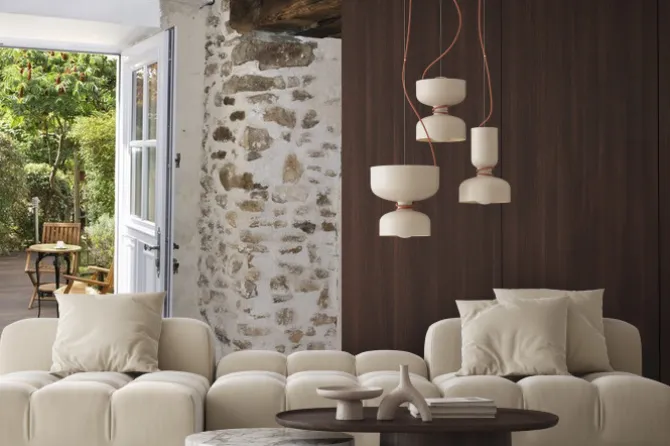 Fototapeta: Widok na zielony taras przez drzwi balkonowe