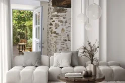 Fototapeta: Widok na zielony taras przez drzwi balkonowe