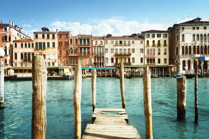 Fototapeta: Widok z mostu na wodę i kamienice