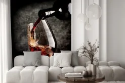 Fototapeta: Wino wlewając kieliszka na czarnym tle