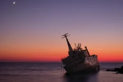 Fototapeta: Wrak statku na morzu przy zachodzie słońca