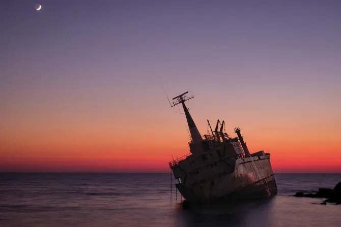 Fototapeta: Wrak statku na morzu przy zachodzie słońca