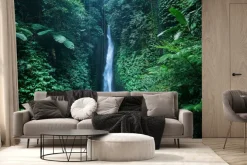 Fototapeta: Wysoki wodospad w tropikalnej dżungli na bali