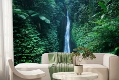 Fototapeta: Wysoki wodospad w tropikalnej dżungli na bali