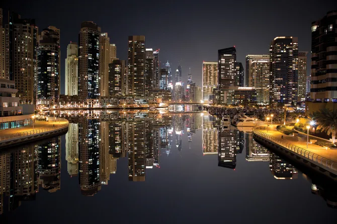 Fototapeta: Wysokie budynki nocą