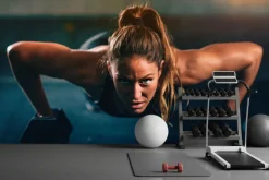 Fototapeta: Wysportowana kobieta robiąca pompki