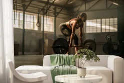 Fototapeta: Wysportowana kobieta podnosząca ciężary