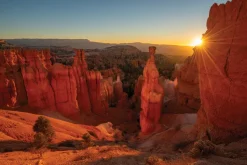 Fototapeta: Zachód słońca wśród pustynnych skał