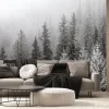 Fototapeta: Zamglony zimowy las z ośnieżonymi świerkami