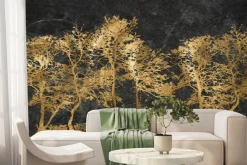 Fototapeta: Zdobione złote drzewa ma czarnym murze