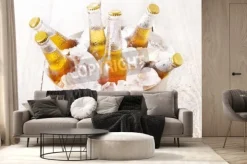 Fototapeta: Zimne butelki piwa w wiaderku z lodem na drewnianym stole