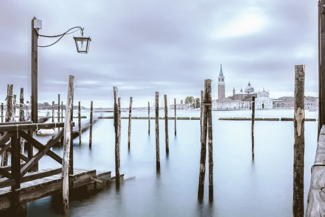 Fototapeta: Zimowy krajobraz z kościołem w tle