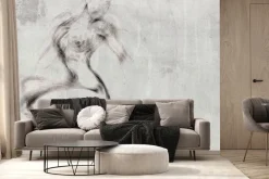 Fototapeta: Zmysłowa sylwetka kobiety na surowym betonowym tle