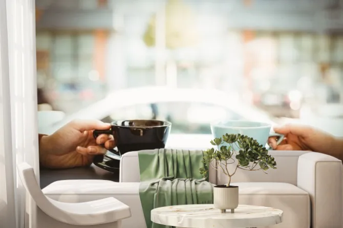 Fototapeta: Znajomi trzymając filiżankę kawy