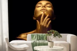 Fototapeta: Złotawa kobieta na czarnym tle