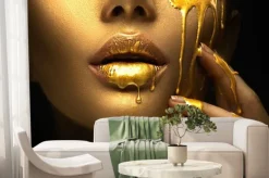 Fototapeta: Złote smugi farby kapią z ust i dłoni na twarzy, złote krople