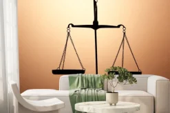 Fototapeta: Złoto szala sprawiedliwości na tle brązowy