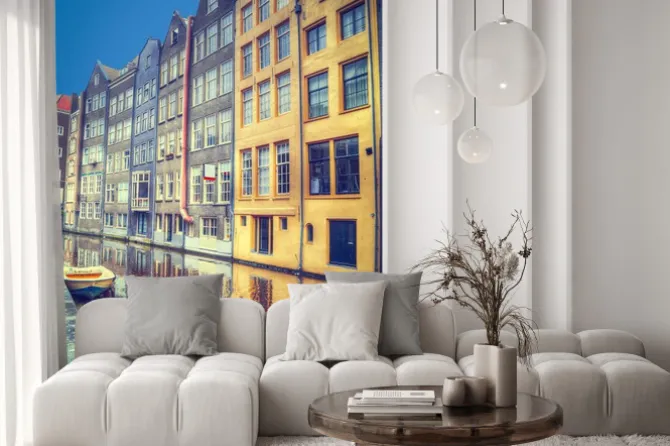 Naklejka: Amsterdam na wiosnę. domy są wzdłuż kanałów.