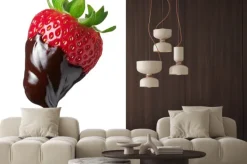 Naklejka: Apetyczna truskawka zanurzona w czekoladzie