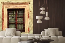 Naklejka: Archiwalne okno na ścianie starego brudnego uszkodzonego