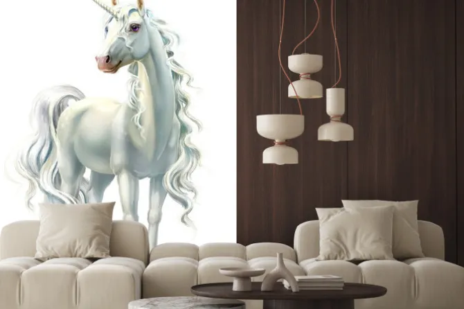 Naklejka: Biały jednorożec z bujną grzywą i długim ogonem