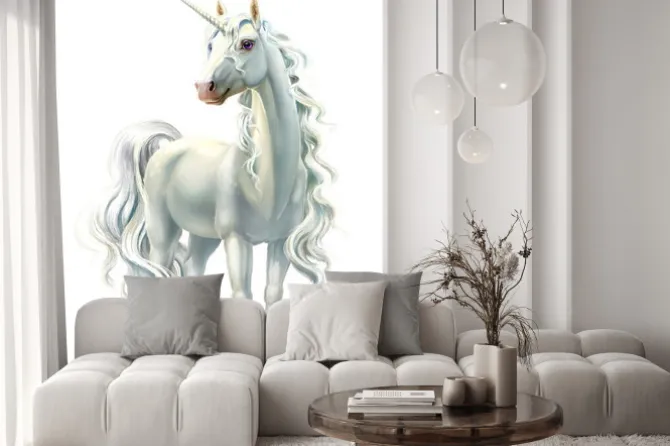 Naklejka: Biały jednorożec z bujną grzywą i długim ogonem