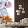 Naklejka: Cartoon zabawny słoniątka siedzi na pniu