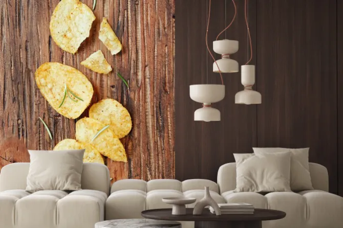 Naklejka: Chipsy z solą i rozmarynem na powierzchni drewnianych