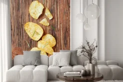 Naklejka: Chipsy z solą i rozmarynem na powierzchni drewnianych