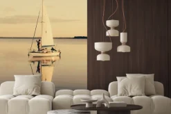 Naklejka: Żeglowanie na spokojne jezioro z odbicia w wodzie. serene krajobraz