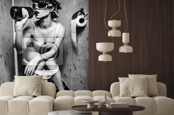 Naklejka: Kobieta siedząca w toalecie z winem