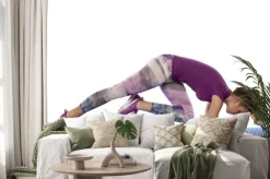 Naklejka: Piękna dziewczyna robi ćwiczenia fitness na białym tle