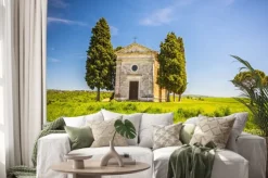 Naklejka: Piękny krajobraz z kaplicą w toskanii we włoszech