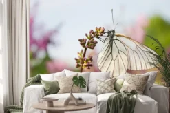 Naklejka: Piękny motyl na kwiatach bzu