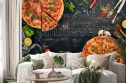 Naklejka: Pizza z kurczakiem i grzybami. widok z góry. na pokład tle. skopiuj