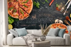 Naklejka: Pizza z kurczakiem i grzybami. widok z góry. na pokład tle. skopiuj