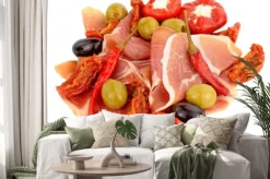 Naklejka: Plastry szynki serrano z oliwkami i papryką