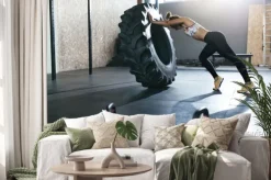 Naklejka: Podnoszenie ciężarów. sportsmenka trening z kołem crossfit na