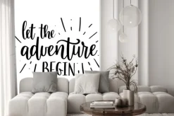Naklejka: Pozwól przygody rozpocząć literowanie wektorowe. motywacyjny
