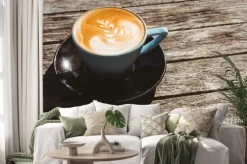 Naklejka: Puchar cappuccino ze sztuką kawy na drewnianym stole