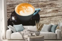 Naklejka: Puchar cappuccino ze sztuką kawy na drewnianym stole