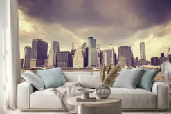 Naklejka: Purpurowy stary film stylizowany deszczowe chmury nad manhattan