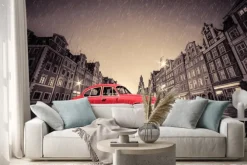 Naklejka: Retro czerwony samochód na brukowanej zabytkowego starego miasta