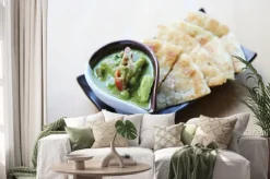 Naklejka: Roti z zielonym curry na tle drewna